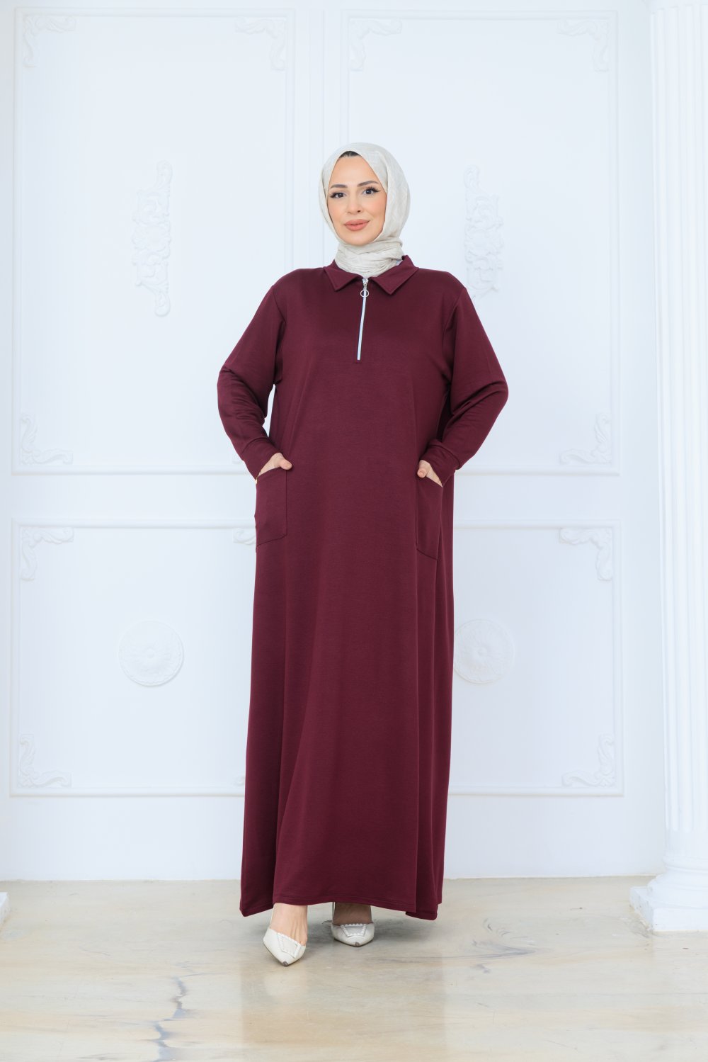 Lina Elbise – Fermuarlı Yaka Detaylı Cepli Tesettür Elbise Bordo